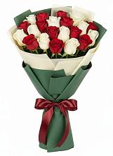 Букет Микс из красных и белых роз в Алуште