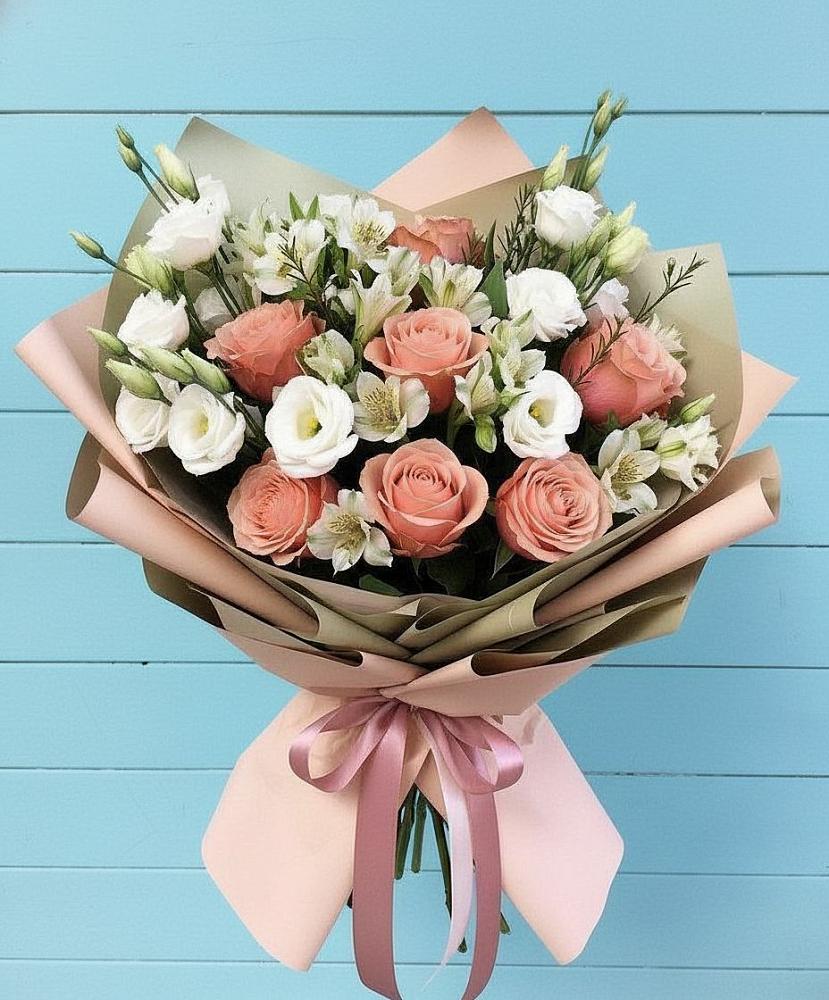 Букет цветов из: Розы, Альстромерии и Лизиантусы в Алуште