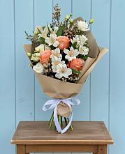 Букет яркий комплимент #REPLACE_PRED# Алуште Букет цветов из:  Альстромерии, Лизиантусы, Розы и Хризантемы #REPLACE_PRED# Алуште