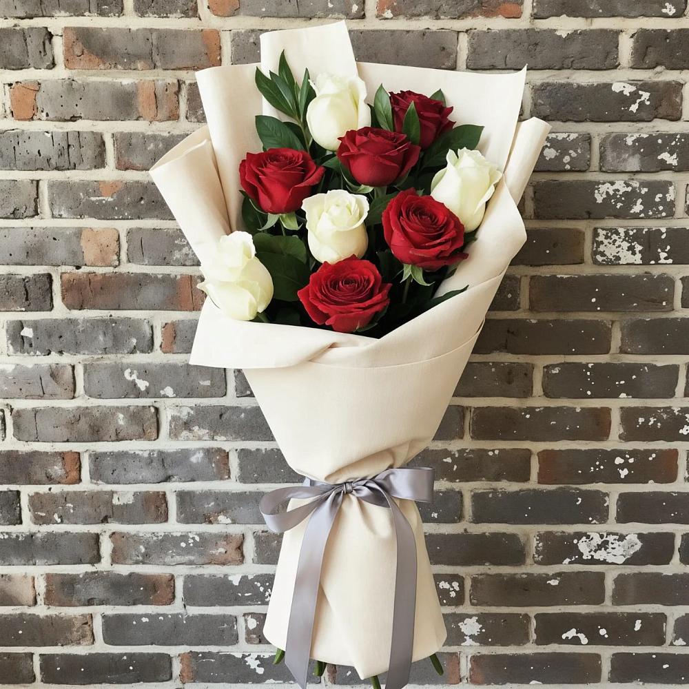 Букет красно-белые розы в Алуште Букет цветов из: Розы в Алуште