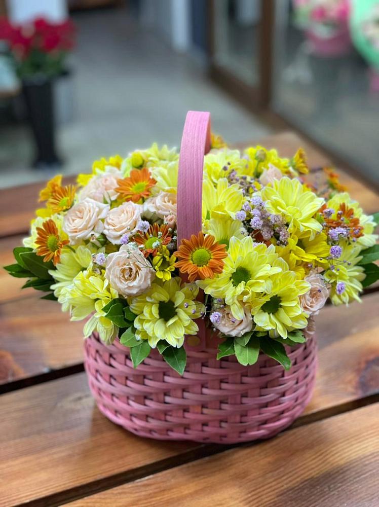 Цветочная композиция из Хризантемы и Розы в корзине в Алуште