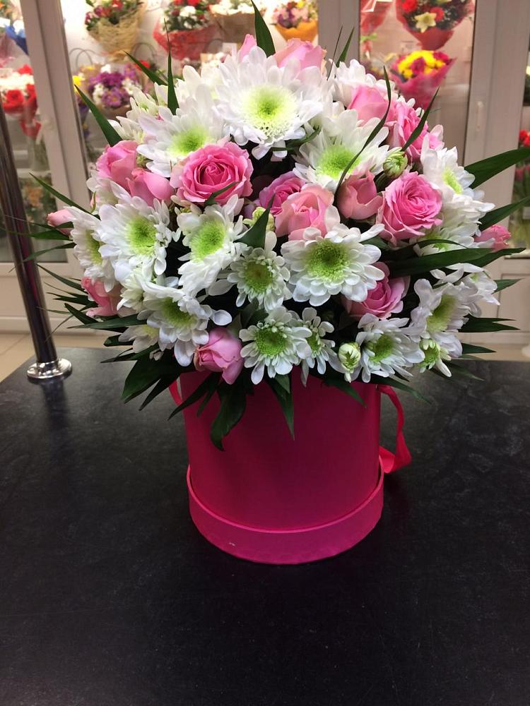 Композиция грация в Алуште Цветочная композиция из Розы и Хризантемы в шляпной коробке в Алуште